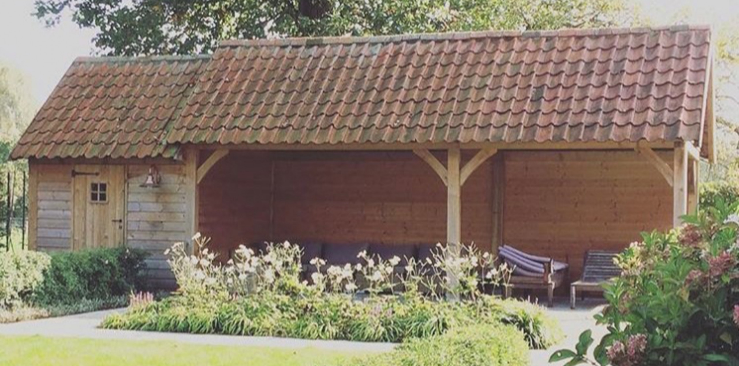 Landelijke en moderne houten bijgebouwen, tuinhuizen en overkappingen ...